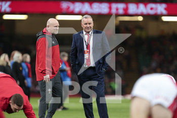 2020-02-01 - Wayne Pivac head coach del Galles parla con il suo assistente Neil Jenkins prima del match contro l'Italia - GALLES VS ITALIA - SIX NATIONS - RUGBY