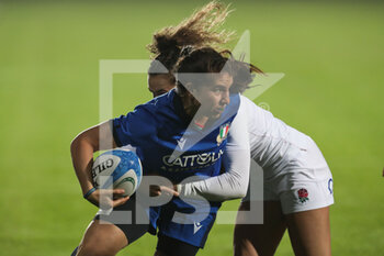 2020-11-01 - Italy wing Maria Magatti tries to keep the ball against Ellie Kildunne (England) - SEI NAZIONI FEMMINILE 2020 - ITALIA VS INGHILTERRA - SIX NATIONS - RUGBY