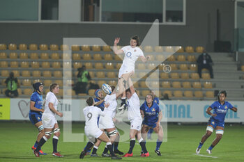 2020-11-01 - England second row Abbie Ward catches the ball in touch - SEI NAZIONI FEMMINILE 2020 - ITALIA VS INGHILTERRA - SIX NATIONS - RUGBY