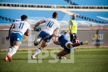 2021-02-06 - Paolo Garbisi (Italy) escapes the tackles of Teddy Thomas (France) during the 2021 Six Nations championship rugby union match between Italy and France on January 6, 2021 at Stadio Olimpico in Rome, Italy - Photo Nderim Kaceli / DPPI - 2021 SIX NATIONS RUGBY - ITALY VS FRANCE - SIX NATIONS - RUGBY