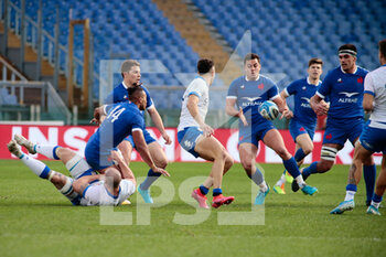 2021-02-06 - Teddy Thomas (France) passes the ball to Arthur Vincent (France) during the 2021 Six Nations championship rugby union match between Italy and France on January 6, 2021 at Stadio Olimpico in Rome, Italy - Photo Nderim Kaceli / DPPI - 2021 SIX NATIONS RUGBY - ITALY VS FRANCE - SIX NATIONS - RUGBY