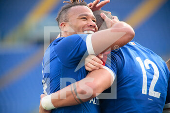 2021-02-06 - Gael Fickou (France) celebrates after his try with Teddy Thomas during the 2021 Six Nations championship rugby union match between Italy and France on January 6, 2021 at Stadio Olimpico in Rome, Italy - Photo Nderim Kaceli / DPPI - 2021 SIX NATIONS RUGBY - ITALY VS FRANCE - SIX NATIONS - RUGBY