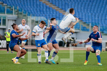 2021-02-06 - Paolo Garbisi (Italy) catches the high ball, Arthur Vincent and Bernard le Roux (France) during the 2021 Six Nations championship rugby union match between Italy and France on January 6, 2021 at Stadio Olimpico in Rome, Italy - Photo Nderim Kaceli / DPPI - 2021 SIX NATIONS RUGBY - ITALY VS FRANCE - SIX NATIONS - RUGBY