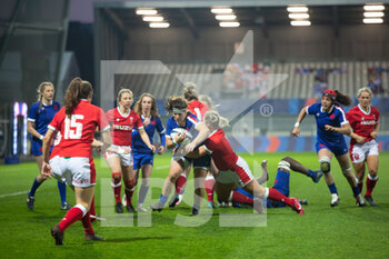 2021-04-03 - Clara Joyeux of France is tackled during the 2021 Women's Six Nations, rugby union match between France and Wales on April 3, 2021 at La Rabine stadium in Vannes, France - Photo Damien Kilani / DK Prod / DPPI - SEI NAZIONI FEMMINILE 2021 - FRANCIA VS GALLES - SIX NATIONS - RUGBY