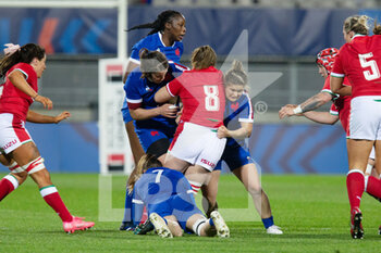 2021-04-03 - Siwan Lillicrap of Wales is tackled by Annaelle Deshayes, Agathe Sochat and Gaelle Hermet (7) of France during the 2021 Women's Six Nations, rugby union match between France and Wales on April 3, 2021 at La Rabine stadium in Vannes, France - Photo Damien Kilani / DK Prod / DPPI - SEI NAZIONI FEMMINILE 2021 - FRANCIA VS GALLES - SIX NATIONS - RUGBY