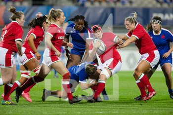 2021-04-03 - Donna Rose of Wales tackled by Agathe Sochat of France during the 2021 Women's Six Nations, rugby union match between France and Wales on April 3, 2021 at La Rabine stadium in Vannes, France - Photo Damien Kilani / DK Prod / DPPI - SEI NAZIONI FEMMINILE 2021 - FRANCIA VS GALLES - SIX NATIONS - RUGBY