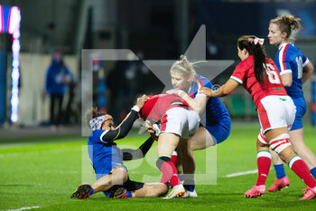 2021-04-03 - Jasmine Joyce of Wales tackled by Maelle Filopon and Emeline Gros of France during the 2021 Women's Six Nations, rugby union match between France and Wales on April 3, 2021 at La Rabine stadium in Vannes, France - Photo Damien Kilani / DK Prod / DPPI - SEI NAZIONI FEMMINILE 2021 - FRANCIA VS GALLES - SIX NATIONS - RUGBY