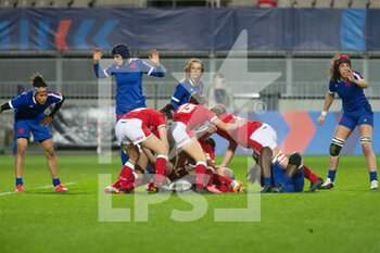 2021-04-03 - Ruck for Wales during the 2021 Women's Six Nations, rugby union match between France and Wales on April 3, 2021 at La Rabine stadium in Vannes, France - Photo Damien Kilani / DK Prod / DPPI - SEI NAZIONI FEMMINILE 2021 - FRANCIA VS GALLES - SIX NATIONS - RUGBY