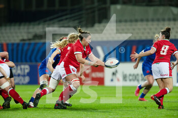 2021-04-03 - Siwan Lillicrap of Wales passes the ball to Jess Roberts during the 2021 Women's Six Nations, rugby union match between France and Wales on April 3, 2021 at La Rabine stadium in Vannes, France - Photo Damien Kilani / DK Prod / DPPI - SEI NAZIONI FEMMINILE 2021 - FRANCIA VS GALLES - SIX NATIONS - RUGBY