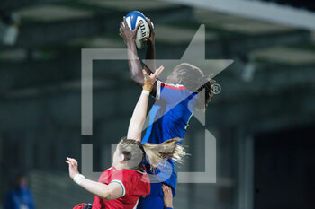 2021-04-03 - Coumba Diallo of France wins the line out during the 2021 Women's Six Nations, rugby union match between France and Wales on April 3, 2021 at La Rabine stadium in Vannes, France - Photo Damien Kilani / DK Prod / DPPI - SEI NAZIONI FEMMINILE 2021 - FRANCIA VS GALLES - SIX NATIONS - RUGBY