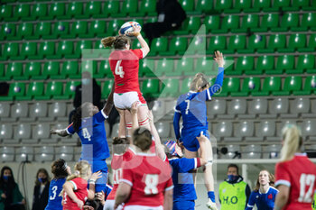 2021-04-03 - Gwen Crabb of Wales wins the line out during the 2021 Women's Six Nations, rugby union match between France and Wales on April 3, 2021 at La Rabine stadium in Vannes, France - Photo Damien Kilani / DK Prod / DPPI - SEI NAZIONI FEMMINILE 2021 - FRANCIA VS GALLES - SIX NATIONS - RUGBY
