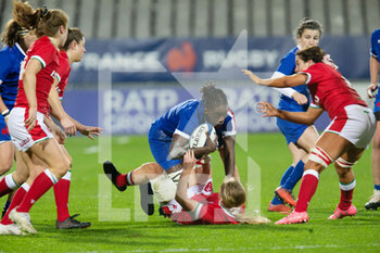 2021-04-03 - Coumba Diallo of France tackled by Manon Johnes of Wales during the 2021 Women's Six Nations, rugby union match between France and Wales on April 3, 2021 at La Rabine stadium in Vannes, France - Photo Damien Kilani / DK Prod / DPPI - SEI NAZIONI FEMMINILE 2021 - FRANCIA VS GALLES - SIX NATIONS - RUGBY