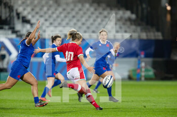 2021-04-03 - Elinor Snowsill of Wales clears during the 2021 Women's Six Nations, rugby union match between France and Wales on April 3, 2021 at La Rabine stadium in Vannes, France - Photo Damien Kilani / DK Prod / DPPI - SEI NAZIONI FEMMINILE 2021 - FRANCIA VS GALLES - SIX NATIONS - RUGBY