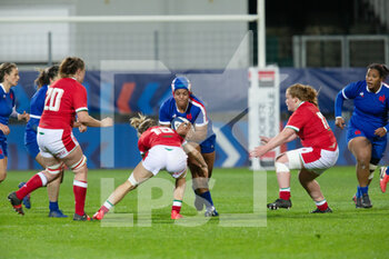 2021-04-03 - Safi N'Diaye of France is tackled by Bethan Dainton of Wales during the 2021 Women's Six Nations, rugby union match between France and Wales on April 3, 2021 at La Rabine stadium in Vannes, France - Photo Damien Kilani / DK Prod / DPPI - SEI NAZIONI FEMMINILE 2021 - FRANCIA VS GALLES - SIX NATIONS - RUGBY