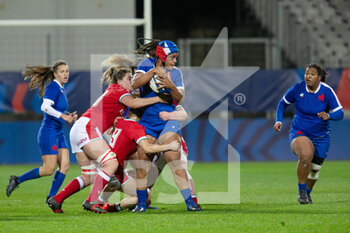 2021-04-03 - Safi N'Diaye of France is tackled by Natalia John, Bethan Dainton of Wales during the 2021 Women's Six Nations, rugby union match between France and Wales on April 3, 2021 at La Rabine stadium in Vannes, France - Photo Damien Kilani / DK Prod / DPPI - SEI NAZIONI FEMMINILE 2021 - FRANCIA VS GALLES - SIX NATIONS - RUGBY