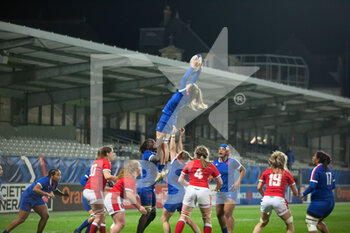 2021-04-03 - Gaelle Hermet of France wins the line out during the 2021 Women's Six Nations, rugby union match between France and Wales on April 3, 2021 at La Rabine stadium in Vannes, France - Photo Damien Kilani / DK Prod / DPPI - SEI NAZIONI FEMMINILE 2021 - FRANCIA VS GALLES - SIX NATIONS - RUGBY