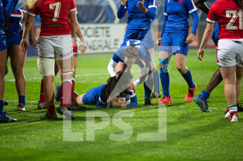 2021-04-03 - Agathe Sochat of France celebrates after his try with Laure Sansus during the 2021 Women's Six Nations, rugby union match between France and Wales on April 3, 2021 at La Rabine stadium in Vannes, France - Photo Damien Kilani / DK Prod / DPPI - SEI NAZIONI FEMMINILE 2021 - FRANCIA VS GALLES - SIX NATIONS - RUGBY