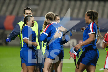 2021-04-03 - Emilie Boulard of France celebrates with teammates at the end of the 2021 Women's Six Nations, rugby union match between France and Wales on April 3, 2021 at La Rabine stadium in Vannes, France - Photo Damien Kilani / DK Prod / DPPI - SEI NAZIONI FEMMINILE 2021 - FRANCIA VS GALLES - SIX NATIONS - RUGBY
