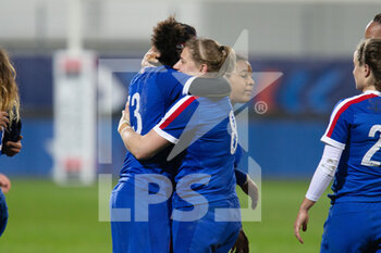 2021-04-03 - Maelle Filopon and Emeline Gros of France celebrate at the end of the 2021 Women's Six Nations, rugby union match between France and Wales on April 3, 2021 at La Rabine stadium in Vannes, France - Photo Damien Kilani / DK Prod / DPPI - SEI NAZIONI FEMMINILE 2021 - FRANCIA VS GALLES - SIX NATIONS - RUGBY