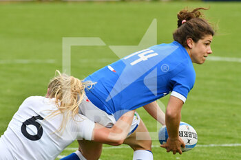 2021-04-10 - Aura Muzzo (Italy) catched by Alex Matthews (England) - WOMEN GUINNESS SIX NATIONS 2021 - ITALY VS ENGLAND - SIX NATIONS - RUGBY