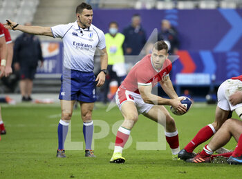 2020-10-24 - Gareth Davies of Wales, referee Karl Dickson of England (left) during the 2020 International Rugby Union Test Match between France and Wales on October 24, 2020 at Stade de France in Saint-Denis near Paris, France - Photo Jean Catuffe / DPPI - FRANCE VS WALES - TEST MATCH - RUGBY