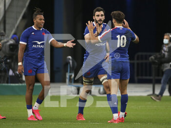 2020-10-24 - Charles Ollivon of France celebrates scoring a try with Teddy Thomas (left), Romain Ntamack during the 2020 International Rugby Union Test Match between France and Wales on October 24, 2020 at Stade de France in Saint-Denis near Paris, France - Photo Jean Catuffe / DPPI - FRANCE VS WALES - TEST MATCH - RUGBY