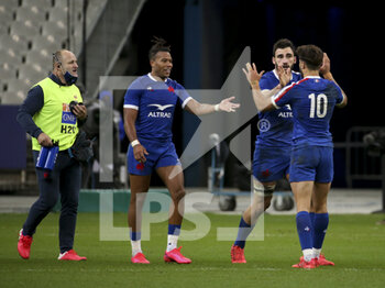 2020-10-24 - Charles Ollivon of France celebrates scoring a try with assistant coach of France William Servat, Teddy Thomas, Romain Ntamack during the 2020 International Rugby Union Test Match between France and Wales on October 24, 2020 at Stade de France in Saint-Denis near Paris, France - Photo Jean Catuffe / DPPI - FRANCE VS WALES - TEST MATCH - RUGBY