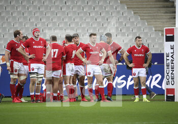 2020-10-24 - Dan Biggar of Wales and teammates look on after conceding another try during the 2020 International Rugby Union Test Match between France and Wales on October 24, 2020 at Stade de France in Saint-Denis near Paris, France - Photo Jean Catuffe / DPPI - FRANCE VS WALES - TEST MATCH - RUGBY
