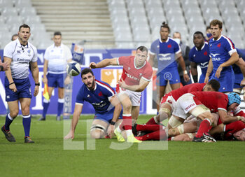2020-10-24 - Gareth Davies of Wales, Charles Ollivon of France (kneeling) during the 2020 International Rugby Union Test Match between France and Wales on October 24, 2020 at Stade de France in Saint-Denis near Paris, France - Photo Jean Catuffe / DPPI - FRANCE VS WALES - TEST MATCH - RUGBY