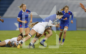 2021-04-30 - Jessy Tremouliere of France is tackled by Zoe Aldcroft of England during the Women's Rugby Union Test Match between France and England on April 30, 2021 at Le Stadium in Villeneuve-d'Ascq, France - Photo Loic Baratoux / DPPI - WOMEN'S FRIENDLY MATCH - FRANCE VS ENGLAND - TEST MATCH - RUGBY