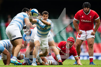 2021-07-10 - Tomas Cubelli of Argentina gets the ball away during the 2021 Summer Internationals, Rugby Union test match between Wales and Argentina on July 10, 2021 at Principality Stadium in Cardiff, Wales - Photo Simon King / ProSportsImages / DPPI - TEST MATCH 2021 - WALES VS ARGENTINA - TEST MATCH - RUGBY