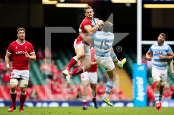 2021-07-10 - Hallam Amos of Wales claims the high ball despite the attentions of Juan Cruz Mallia of Argentina during the 2021 Summer Internationals, Rugby Union test match between Wales and Argentina on July 10, 2021 at Principality Stadium in Cardiff, Wales - Photo Simon King / ProSportsImages / DPPI - TEST MATCH 2021 - WALES VS ARGENTINA - TEST MATCH - RUGBY