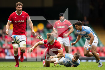 2021-07-10 - Hallam Amos of Wales offloads during the 2021 Summer Internationals, Rugby Union test match between Wales and Argentina on July 10, 2021 at Principality Stadium in Cardiff, Wales - Photo Simon King / ProSportsImages / DPPI - TEST MATCH 2021 - WALES VS ARGENTINA - TEST MATCH - RUGBY