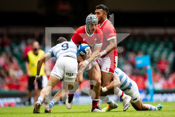 2021-07-10 - Jonathan Davies of Wales is tackled by Tomas Cubelli of Argentina during the 2021 Summer Internationals, Rugby Union test match between Wales and Argentina on July 10, 2021 at Principality Stadium in Cardiff, Wales - Photo Simon King / ProSportsImages / DPPI - TEST MATCH 2021 - WALES VS ARGENTINA - TEST MATCH - RUGBY