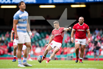 2021-07-10 - Callum Sheedy of Wales kicks a penalty during the 2021 Summer Internationals, Rugby Union test match between Wales and Argentina on July 10, 2021 at Principality Stadium in Cardiff, Wales - Photo Simon King / ProSportsImages / DPPI - TEST MATCH 2021 - WALES VS ARGENTINA - TEST MATCH - RUGBY
