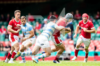 2021-07-10 - Jonathan Davies of Wales is tackled by Jeronimo De La Fuente of Argentina during the 2021 Summer Internationals, Rugby Union test match between Wales and Argentina on July 10, 2021 at Principality Stadium in Cardiff, Wales - Photo Simon King / ProSportsImages / DPPI - TEST MATCH 2021 - WALES VS ARGENTINA - TEST MATCH - RUGBY