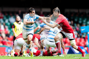 2021-07-10 - Pablo Matera of Argentina hands off Will Rowlands of Wales during the 2021 Summer Internationals, Rugby Union test match between Wales and Argentina on July 10, 2021 at Principality Stadium in Cardiff, Wales - Photo Simon King / ProSportsImages / DPPI - TEST MATCH 2021 - WALES VS ARGENTINA - TEST MATCH - RUGBY