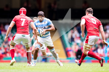 2021-07-10 - Tomas Lavanini of Argentina lines up James Botham of Wales during the 2021 Summer Internationals, Rugby Union test match between Wales and Argentina on July 10, 2021 at Principality Stadium in Cardiff, Wales - Photo Simon King / ProSportsImages / DPPI - TEST MATCH 2021 - WALES VS ARGENTINA - TEST MATCH - RUGBY