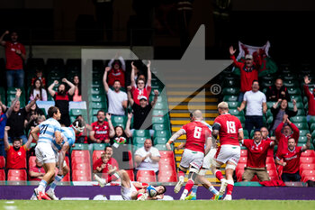 2021-07-10 - Tomos Williams of Wales scores his sides second try during the 2021 Summer Internationals, Rugby Union test match between Wales and Argentina on July 10, 2021 at Principality Stadium in Cardiff, Wales - Photo Simon King / ProSportsImages / DPPI - TEST MATCH 2021 - WALES VS ARGENTINA - TEST MATCH - RUGBY