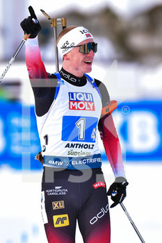 2020-02-13 - Il Norvegese Johannes Thignes Boe esulta in zona di arrivo dopo aver vinto la medaglia di oro nella staffetta mista 4x6Km ai Mondiali di Biathlon ad Anterselva. - IBU WORLD CUP BIATHLON 2020 - STAFFETTA MISTA - BIATHLON - WINTER SPORTS