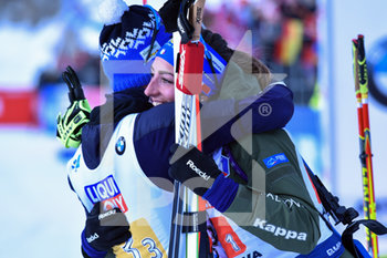 2020-02-13 - Dorothea Wierer, a dx, si congratula con il compagno Lukas Hofer dopo aver vinto la medaglia di argento nella staffetta mista 4x6Km ai Mondiali di Biathlon. - IBU WORLD CUP BIATHLON 2020 - STAFFETTA MISTA - BIATHLON - WINTER SPORTS