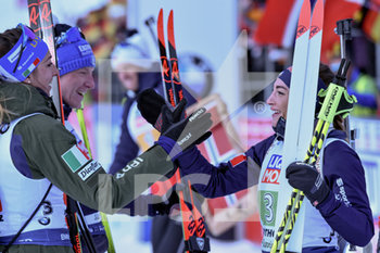 2020-02-13 - Dorothea Wierer, a sin., si congratula con Lisa Vittozzi e Lukas Hofer dopo aver vinto la medaglia di argento nella staffetta mista 4x6Km ai Mondiali di Biathlon. - IBU WORLD CUP BIATHLON 2020 - STAFFETTA MISTA - BIATHLON - WINTER SPORTS