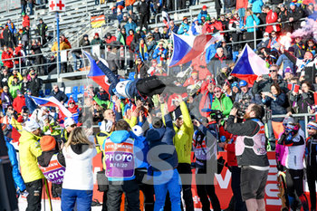 2020-02-14 - Esultanza della squadra di Lucie Charvatova (CZE) davanti ai tifosi - IBU WORLD CHAMPIONSHIP BIATHLON 2020 - 7.5KM SPRINT FEMMINILE - BIATHLON - WINTER SPORTS