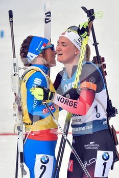 2020-02-23 - Dorothea Wierer (ITA), seconda cl., si congratula dopo il traguardo con la vincitrice, la norvegese Marte Olsbu Roeisland - IBU WORLD CUP BIATHLON 2020 - PARTENZA IN LINEA FEMMINILE - BIATHLON - WINTER SPORTS
