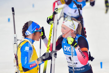 2020-02-23 - Dorothea Wierer (ITA), seconda cl., si congratula dopo il traguardo con la vincitrice, la norvegese Marte Olsbu Roeisland - IBU WORLD CUP BIATHLON 2020 - PARTENZA IN LINEA FEMMINILE - BIATHLON - WINTER SPORTS