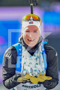 2020-02-23 - Marte Olsbu Roeiseland (NOR) mostra felice le sue medaglie finali: 5 ori e 2 bronzi - IBU WORLD CUP BIATHLON 2020 - PARTENZA IN LINEA FEMMINILE - BIATHLON - WINTER SPORTS