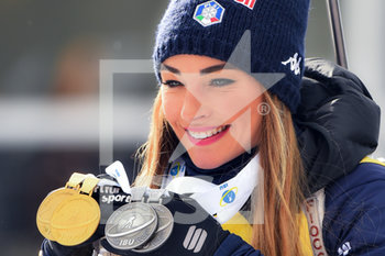 2020-02-23 - Dorothea Wierer (ITA) mostra felice le sue 4 medaglie totali: due medaglie oro e le due argento - IBU WORLD CUP BIATHLON 2020 - PARTENZA IN LINEA FEMMINILE - BIATHLON - WINTER SPORTS