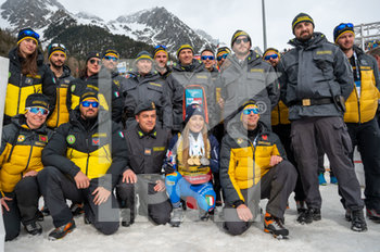 2020-02-23 - Dorothea Wierer (ITA) posa insieme al gruppo delle fiamme gialle - IBU WORLD CUP BIATHLON 2020 - PARTENZA IN LINEA FEMMINILE - BIATHLON - WINTER SPORTS