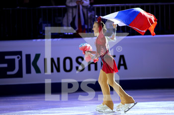 2019-12-06 - Junior Ladies
Kamila Valieva e Daria Usacheva esultano con la bandiera russa - ISU GRAND PRIX OF FIGURE SKATING - JUNIOR - DAY 2 - ICE SKATING - WINTER SPORTS