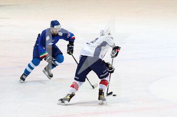 2021-05-01 - Contrast between Anthony Robert Bardaro (Italy) and Leclerc Guillaume (France) - HOCKEY AMICHEVOLE 2021 - ITALIA VS FRANCIA - ICE SKATING - WINTER SPORTS